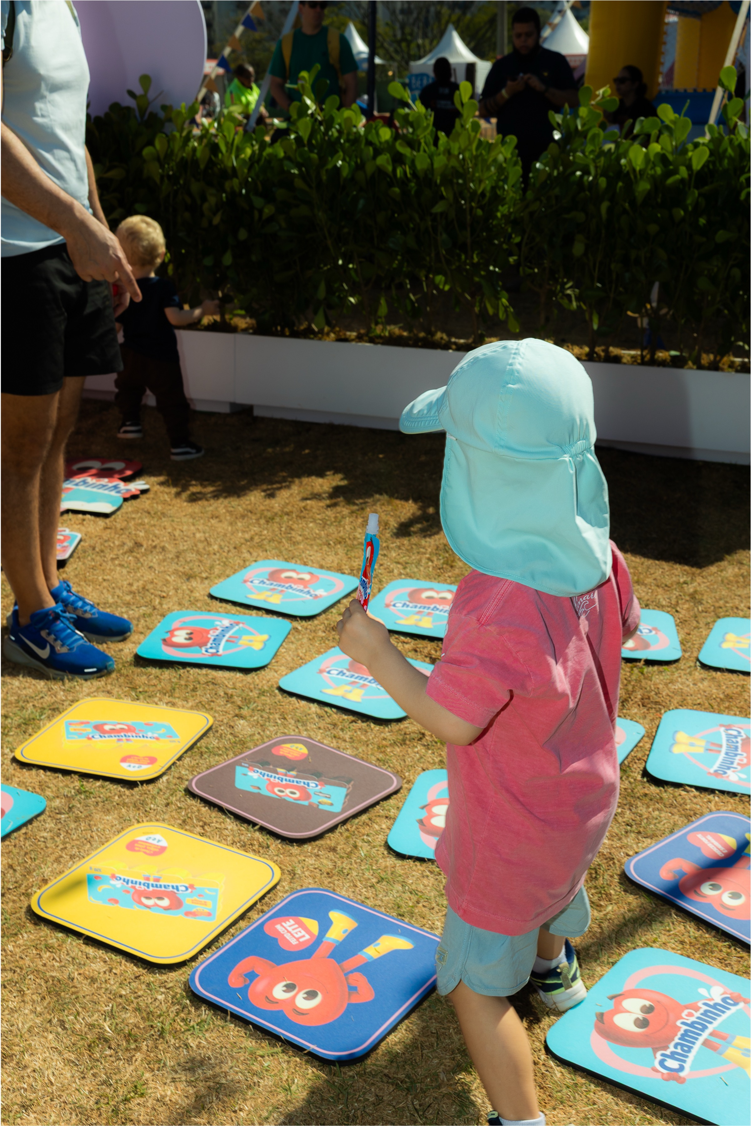Child playing the Chambinho memory game